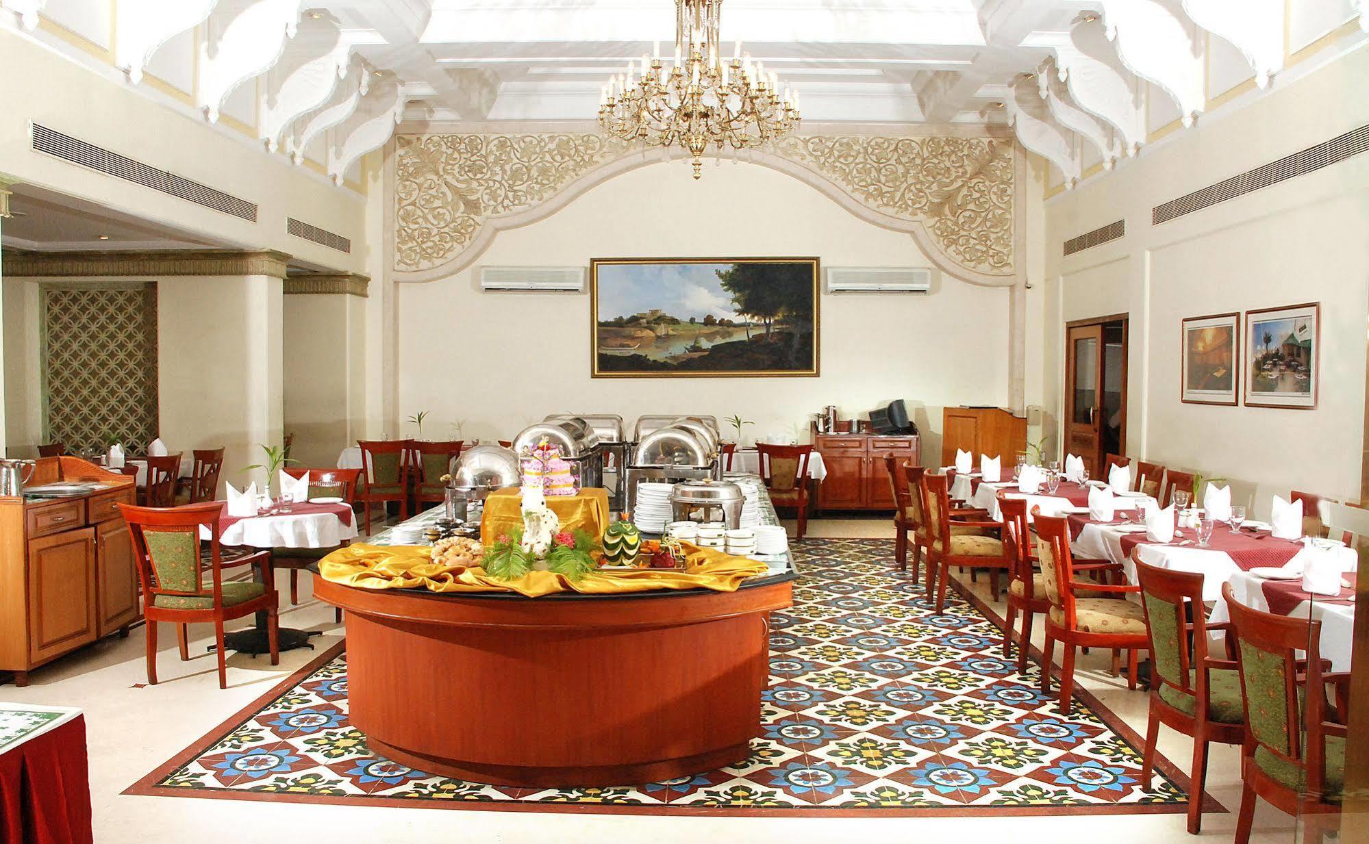 Royal Court Hotel Maduráj Kültér fotó