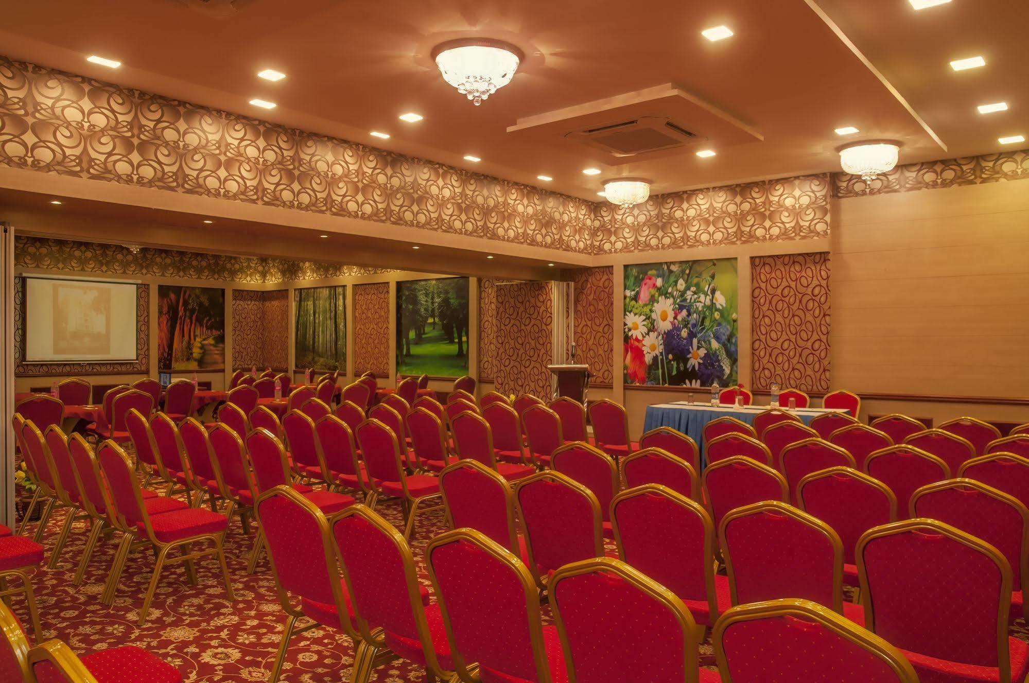 Royal Court Hotel Maduráj Kültér fotó