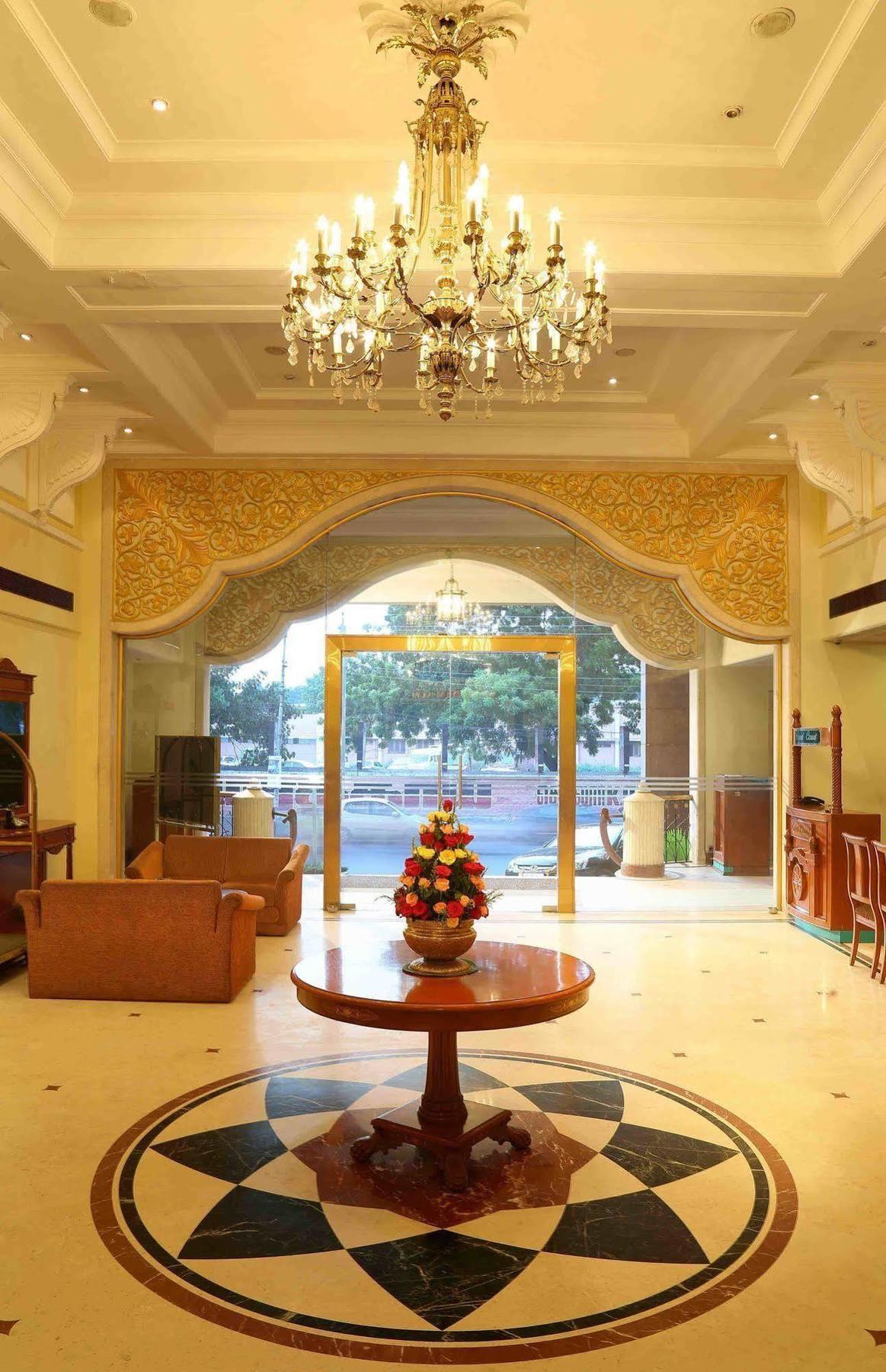 Royal Court Hotel Maduráj Kültér fotó