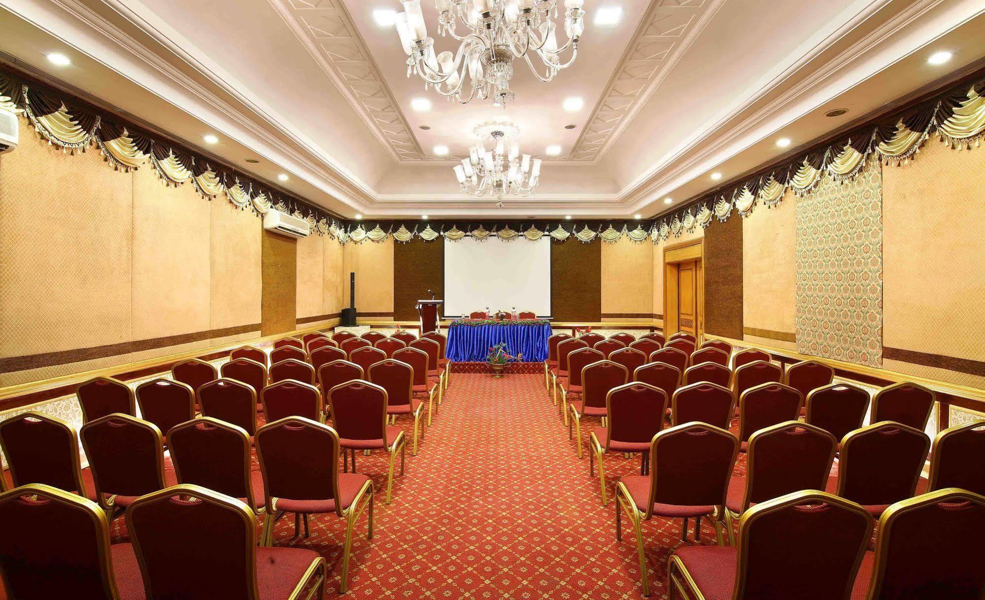 Royal Court Hotel Maduráj Kültér fotó