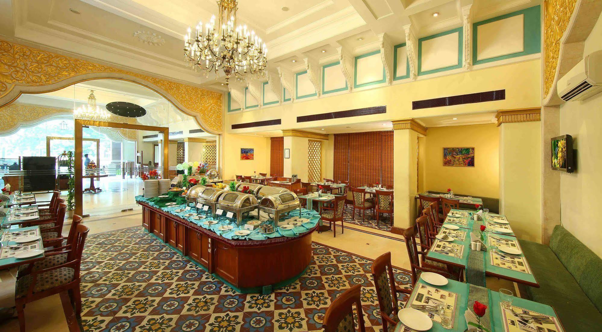 Royal Court Hotel Maduráj Kültér fotó