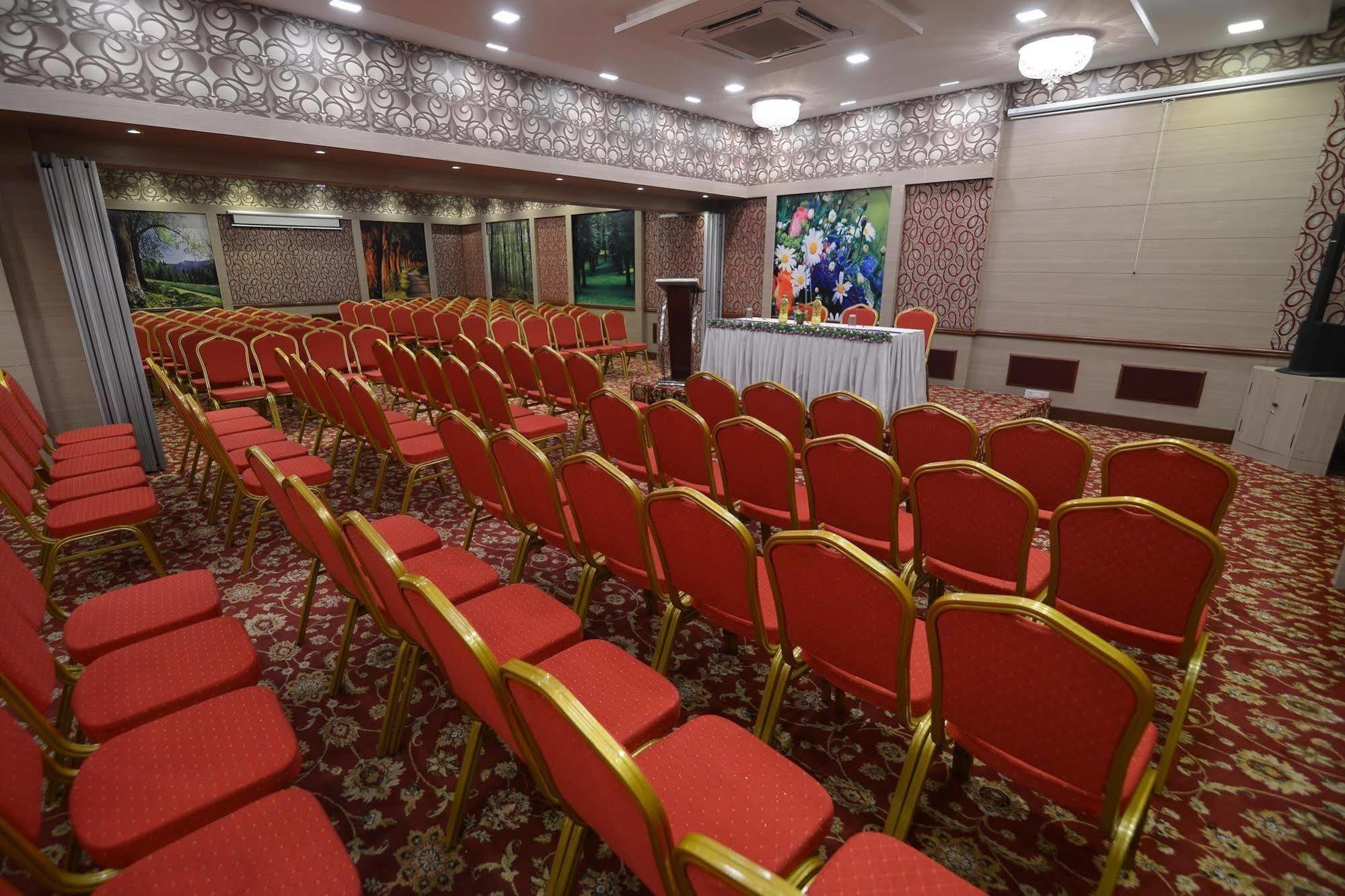 Royal Court Hotel Maduráj Kültér fotó