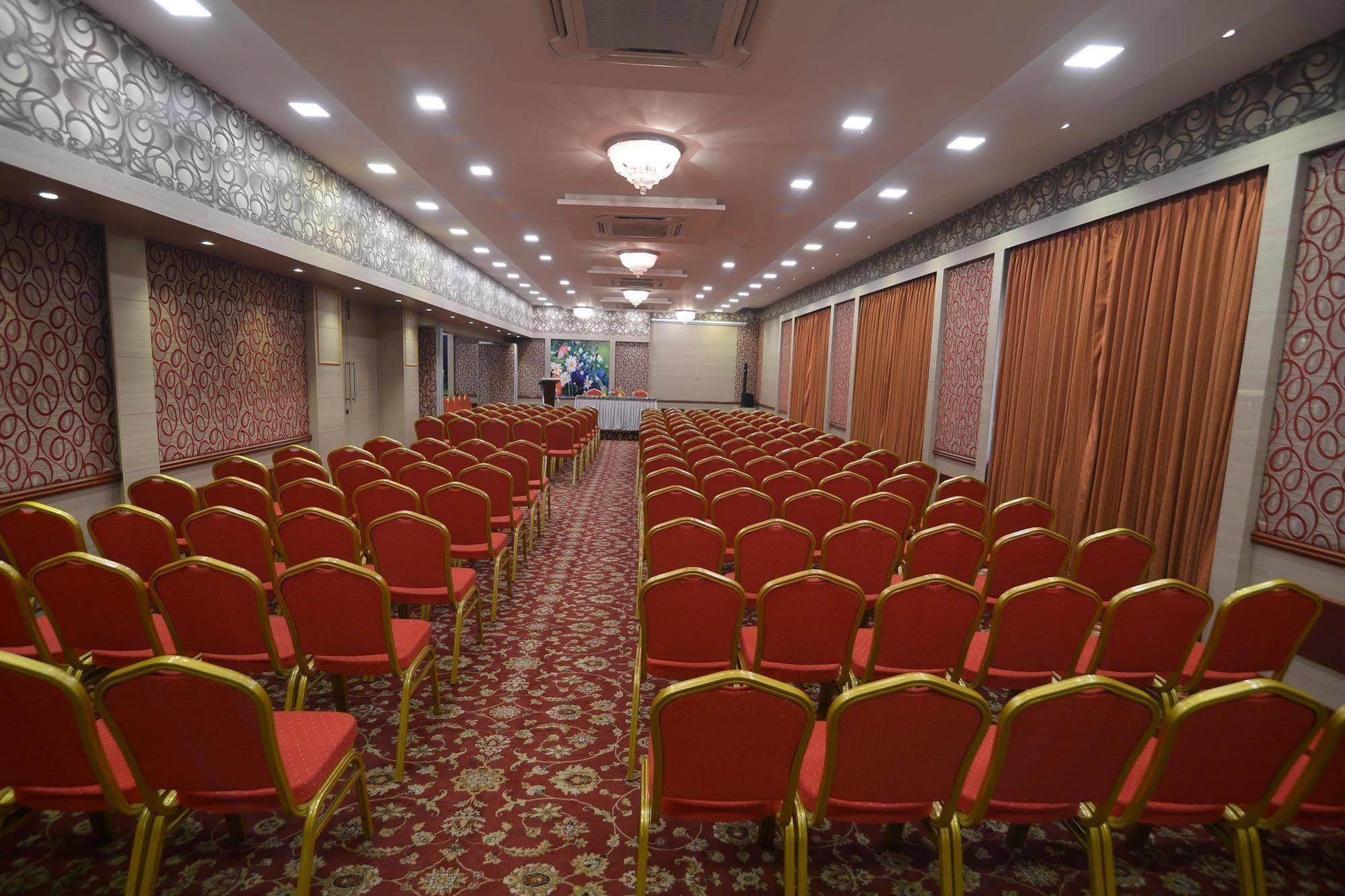 Royal Court Hotel Maduráj Kültér fotó